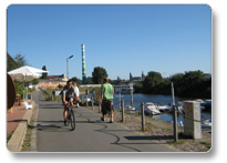 エルベ川沿いにハンブルクまで伸びる自転車専用道路