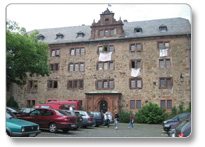 大学本部は、山上に立つ旧マールブルク城内にあり、かつての厩は現在学生寮として活用されている。